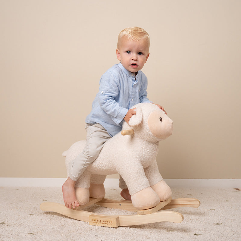 Little Dutch Schaukelschaf Little Farm – weitere Ansicht des weißen Schaukeltiers für Kinder ab 18 Monaten