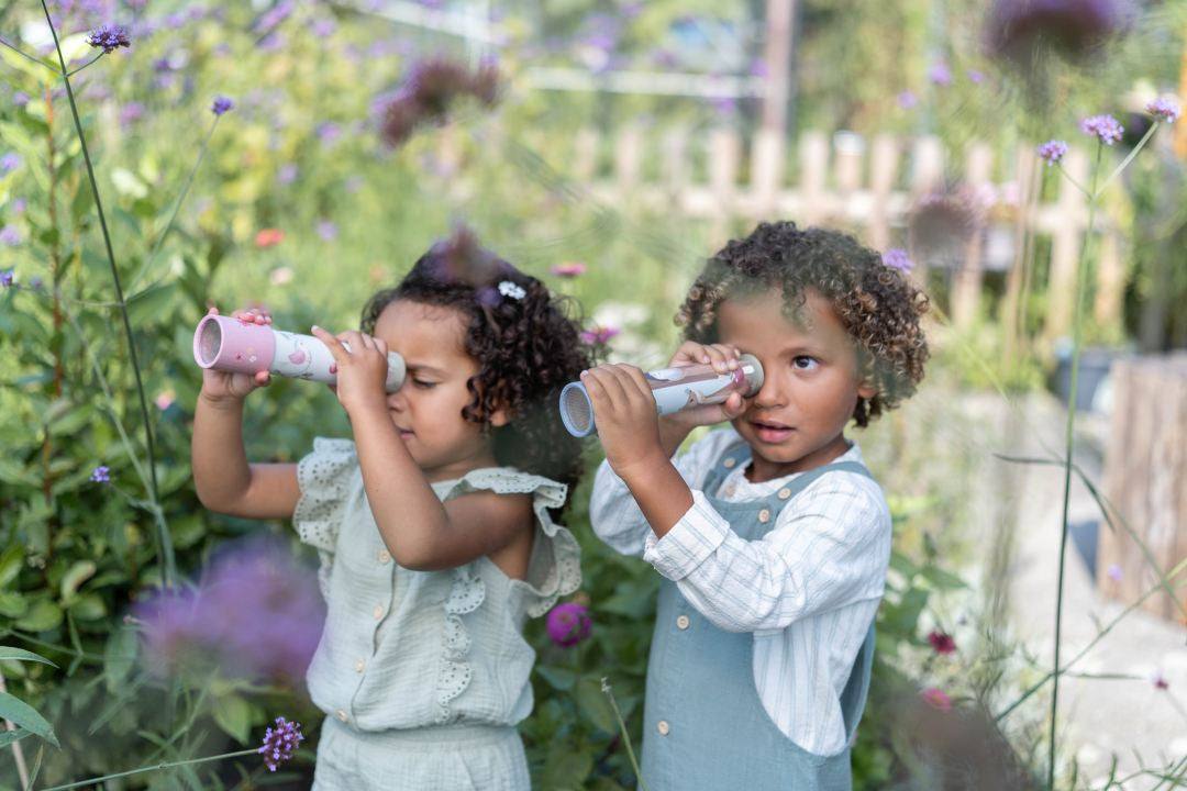 Little Dutch Forest Friends Kaleidoskop in Blau – weitere Ansicht des Kinderspielzeugs mit immer neuen bunten Mustern