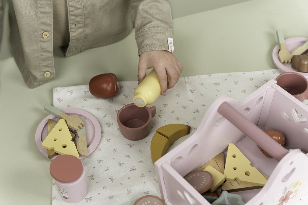 Little Dutch Picknick Spielzeug-Set – Detailansicht des rosa Picknickkorbs mit Holz-Lebensmitteln, Geschirr und Zubehör für Rollenspiele
