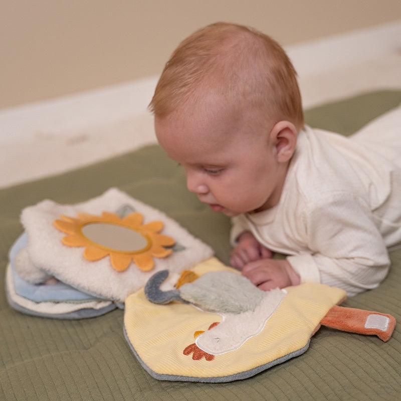 Little Dutch Little Farm Stoffbuch mit Aktivitäten – Detailansicht des weichen Babybuchs mit verschiedenen Materialien und Tastetiketten