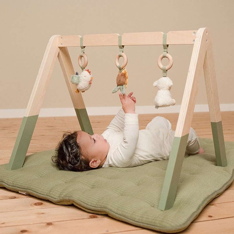 Little Dutch Little Farm Spieltrapez – Detailansicht des Holz-Babygyms mit drei weichen Aktivitätsspielzeugen für Babys von 0 bis 6 Monaten