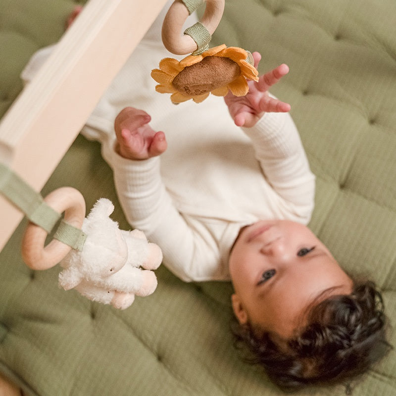 Little Dutch Spieltrapez Little Farm aus Holz – Babygym mit Schaf, Küken und Blume zur Förderung von Motorik und Hand-Auge-Koordination