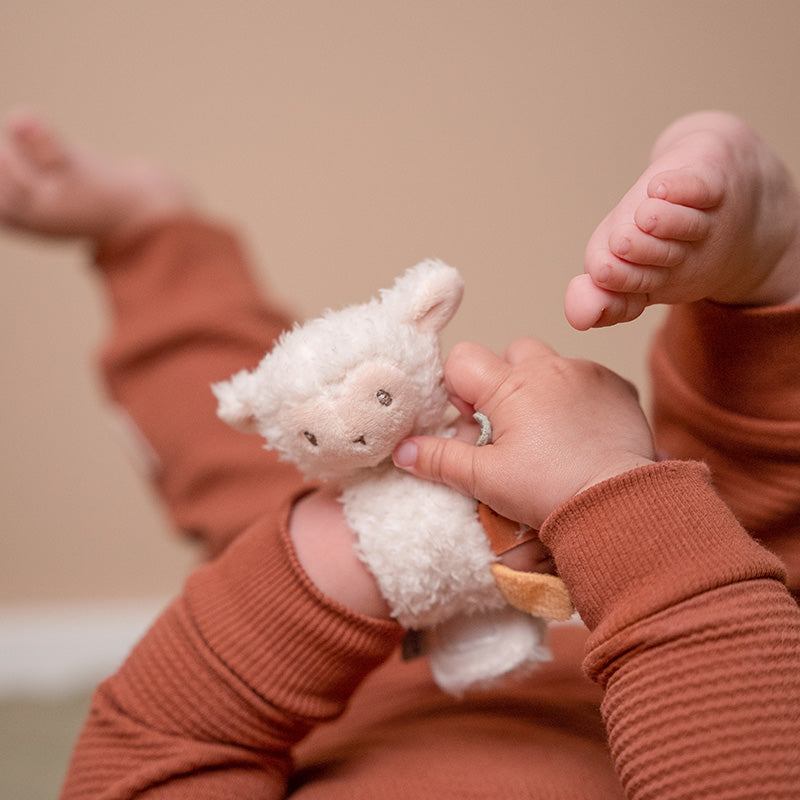 Little Dutch Handgelenkrassel Schaf Little Farm – weiches Baby-Armband mit Rassel und bunten Tastetiketten ab Geburt