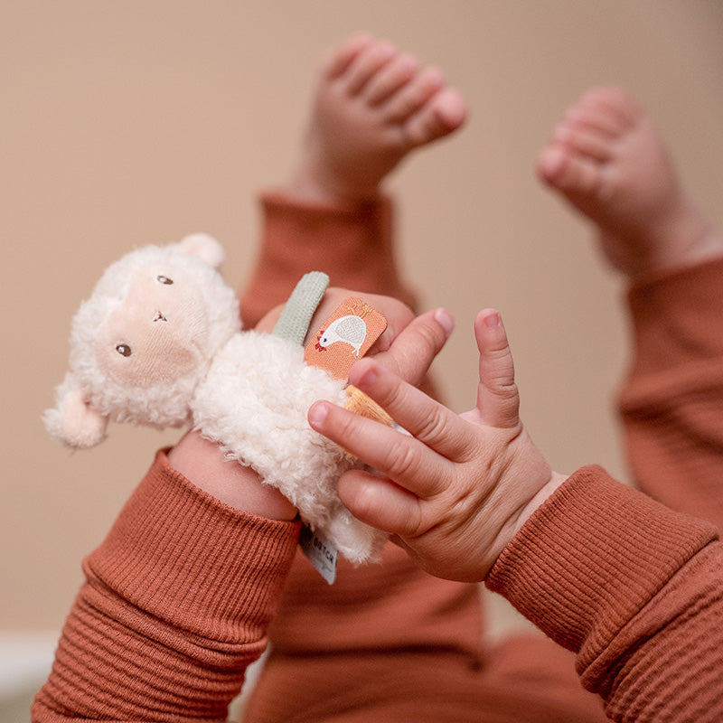 Handgelenkrassel Schaf von Little Dutch Little Farm – Detailansicht des weichen Babyspielzeugs mit Greif- und Fühlelementen