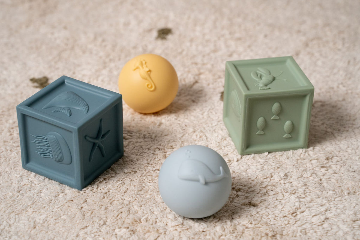 Little Dutch Badewannen-Spielzeug Würfel und Kugeln – buntes Badespielzeug mit verschiedenen Texturen zur sensorischen Förderung