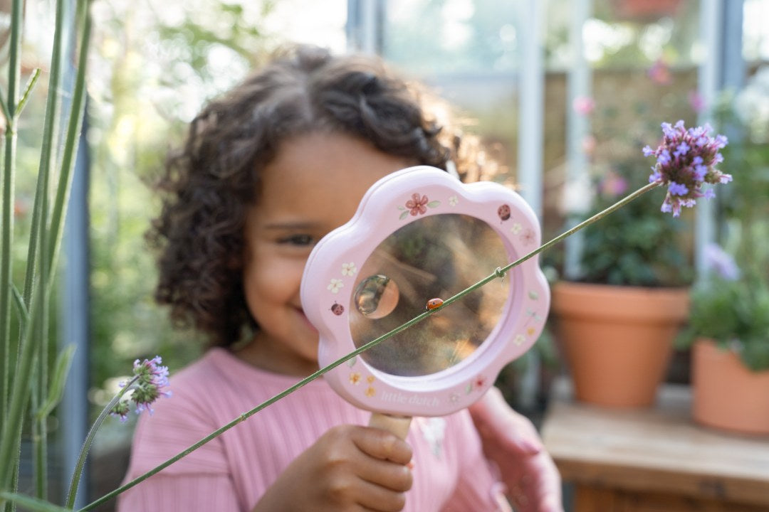 Little Dutch Fairy Garden Kinderlupe – weitere Produktansicht des Naturforscher-Spielzeugs aus Holz für Kinder ab 3 Jahren