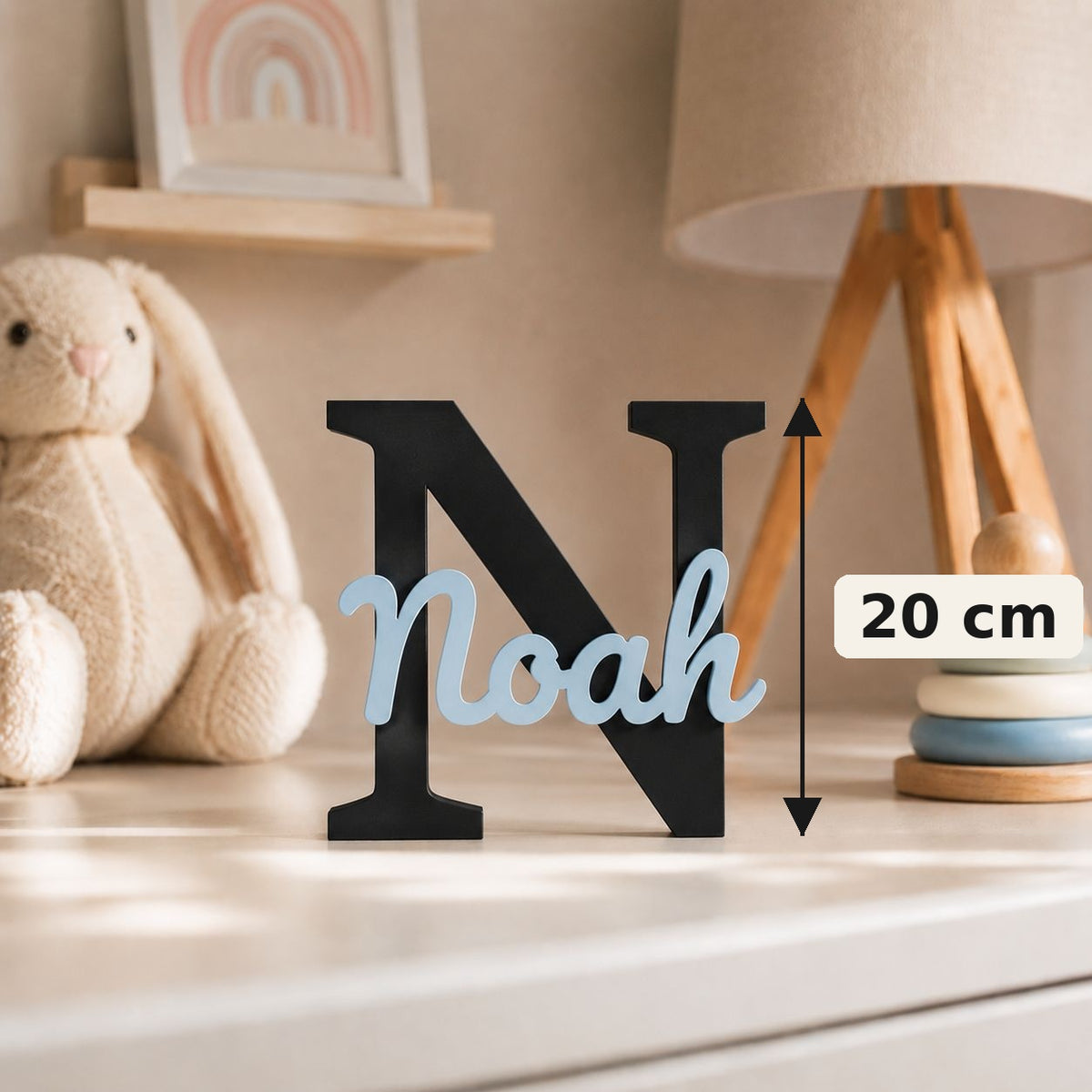 Personalisiertes Kinderzimmer Namensschild Noah mit schwarzem Anfangsbuchstaben und hellblauem Schriftzug