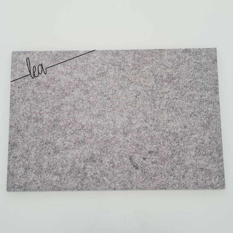 Personalisiertes Gilde Filz-Platzset Hellgrau 30 × 45 cm mit Name