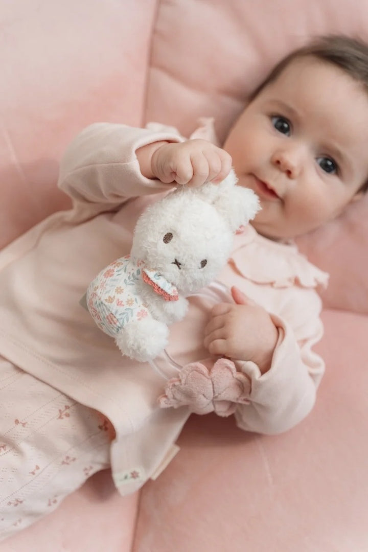 Ringrassel Hase Lucky Blossom von Miffy x Little Dutch – rosa Baby-Greifling mit weichem Stofftier und rasselnden Perlen