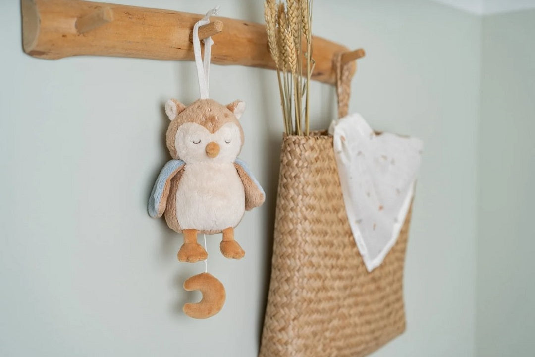 Little Dutch Forest Friends Spieluhr Eule – Detailansicht der kuscheligen Baby-Spieluhr mit Mond zum Herunterziehen