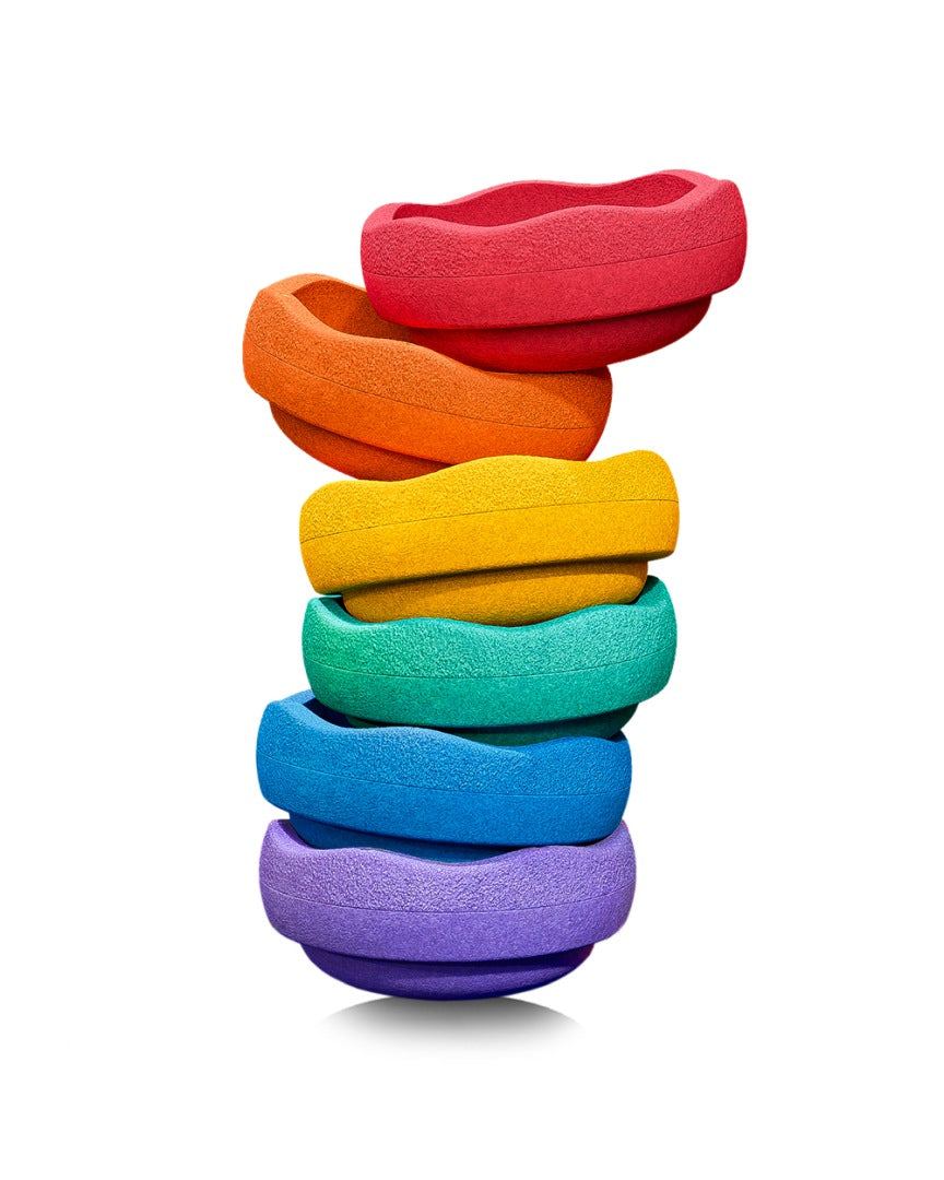 Stapelstein Original Mini Rainbow Classic – Detailansicht der sechs kompakten Bewegungssteine in kräftigen Regenbogenfarben
