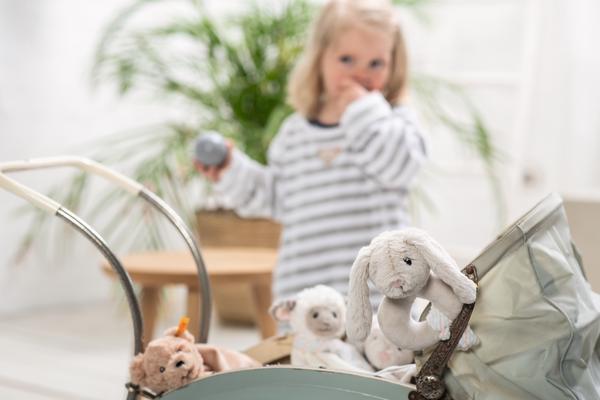 Steiff Hase Hoppie 18 cm hellgrau – Detailansicht des weichen Baby-Kuscheltiers mit rosa Nase und original Knopf im Ohr