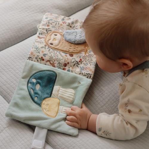 Little Dutch Forest Friends Stoffbuch – Detailansicht des weichen Aktivitätsbuchs mit Waldmotiven und unterschiedlichen Materialien