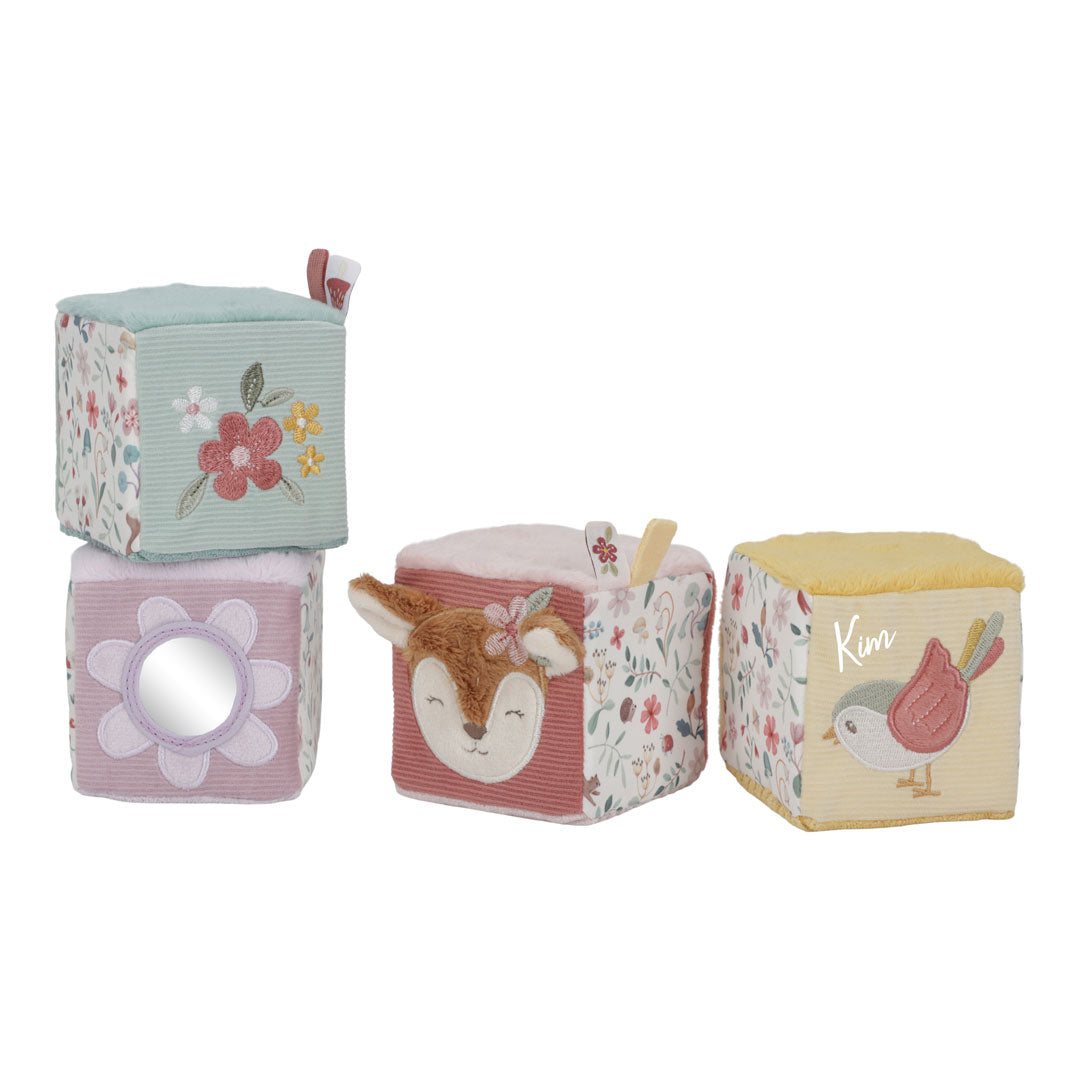 Personalisierbares Little Dutch Stoffwürfel-Set Fairy Garden in Pink – vier weiche Aktivitätswürfel mit Geräuschen, Texturen und Blumenspiegel