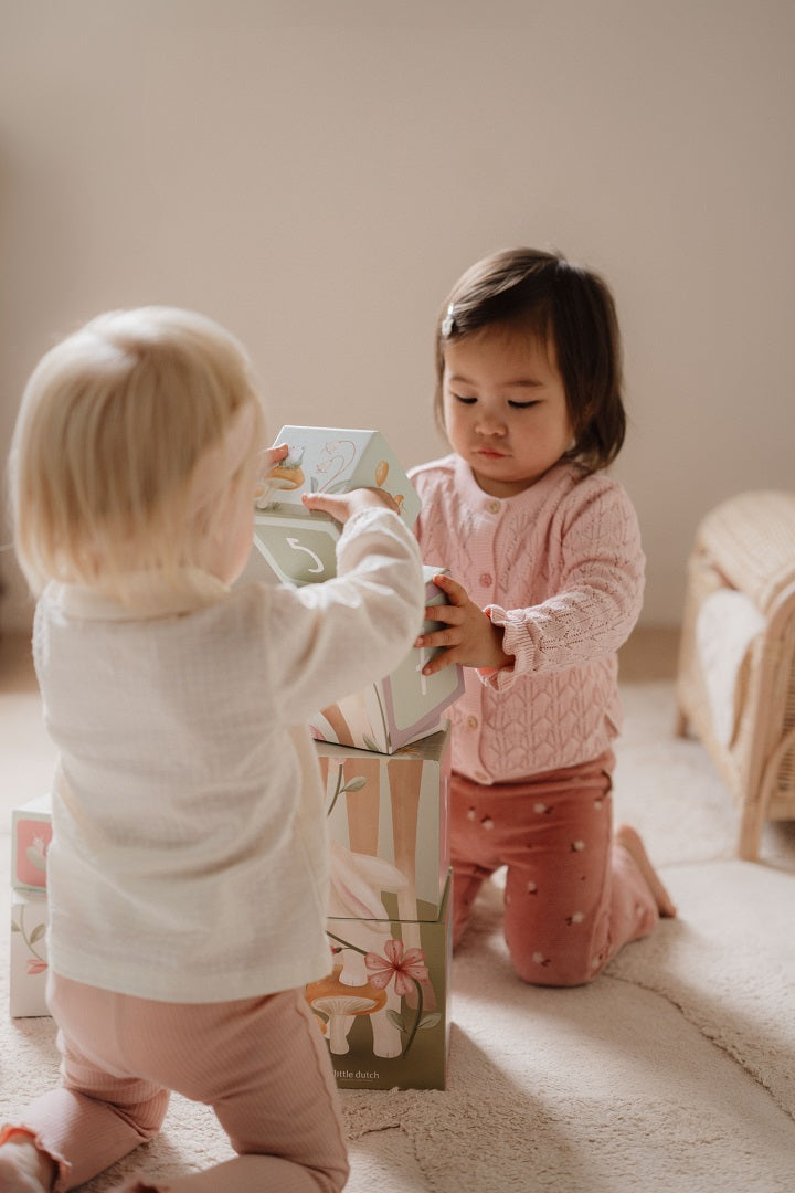 Little Dutch Strickjacke Lotus in Pink – Produktansicht der weichen Bio-Baumwolljacke aus der Fairy Garden Kollektion