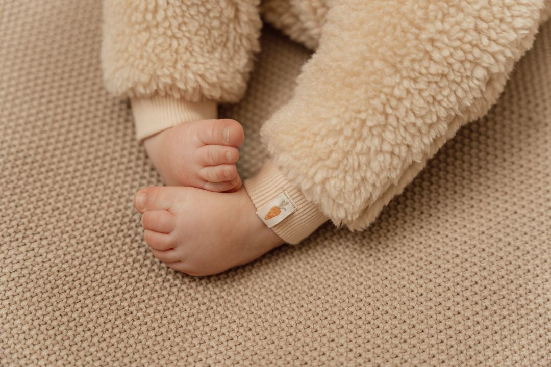 Teddy-Strampler Baby Bunny Sand – Detailansicht