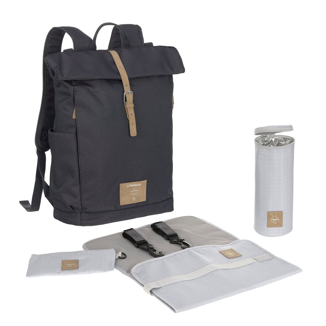 Seitenansicht des LÄSSIG Wickelrucksacks Rolltop Denim Blue mit seitlichem Reißverschluss für schnellen Zugriff auf das Hauptfach