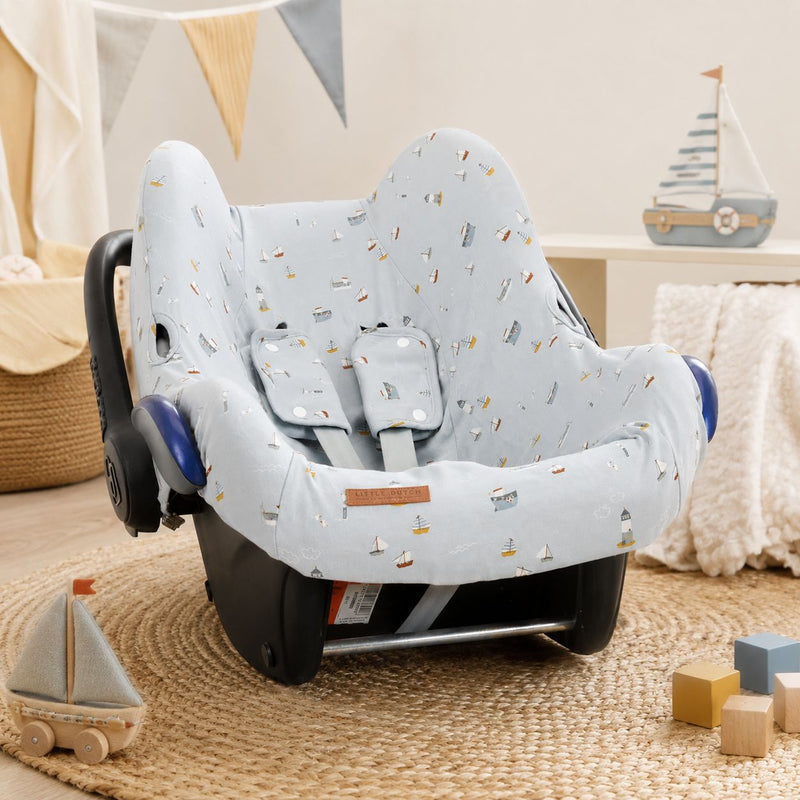 Babyschalenbezug Sailors Bay Blau mit maritimem Muster – Anwendung in einer Babyschale