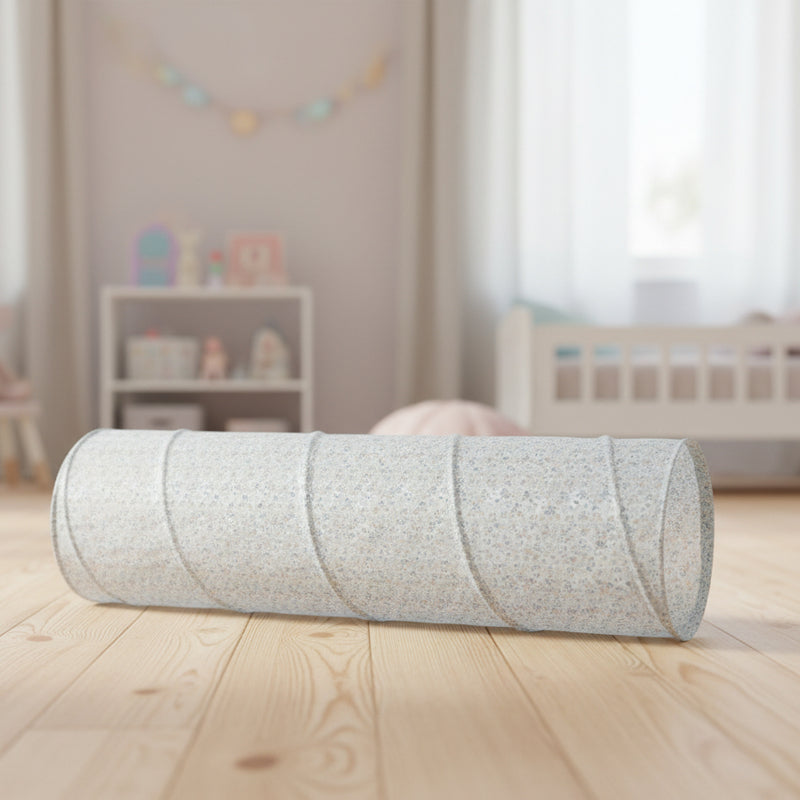 Kind krabbelt durch den Little Dutch Forest Friends Krabbeltunnel 180 cm