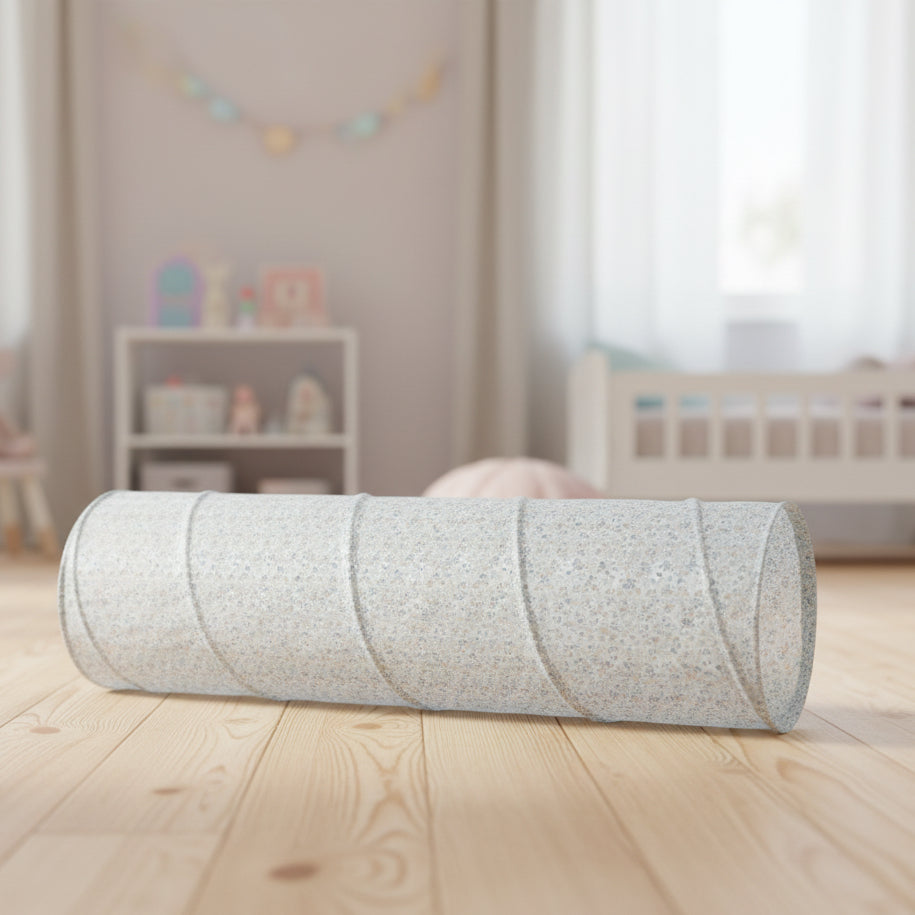 Kind krabbelt durch den Little Dutch Forest Friends Krabbeltunnel 180 cm
