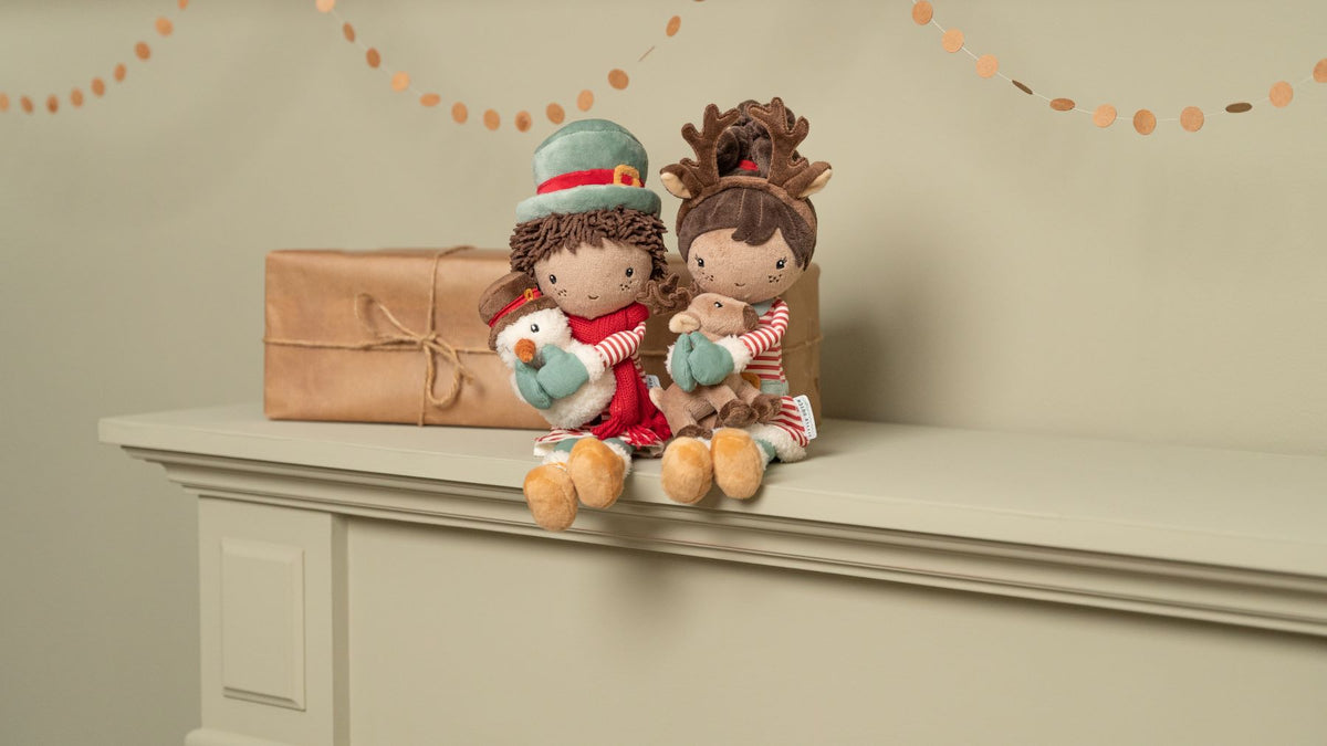 Kuschelpuppe Evi, 35 cm, in winterlicher Kleidung – weitere Lifestyle-Ansicht