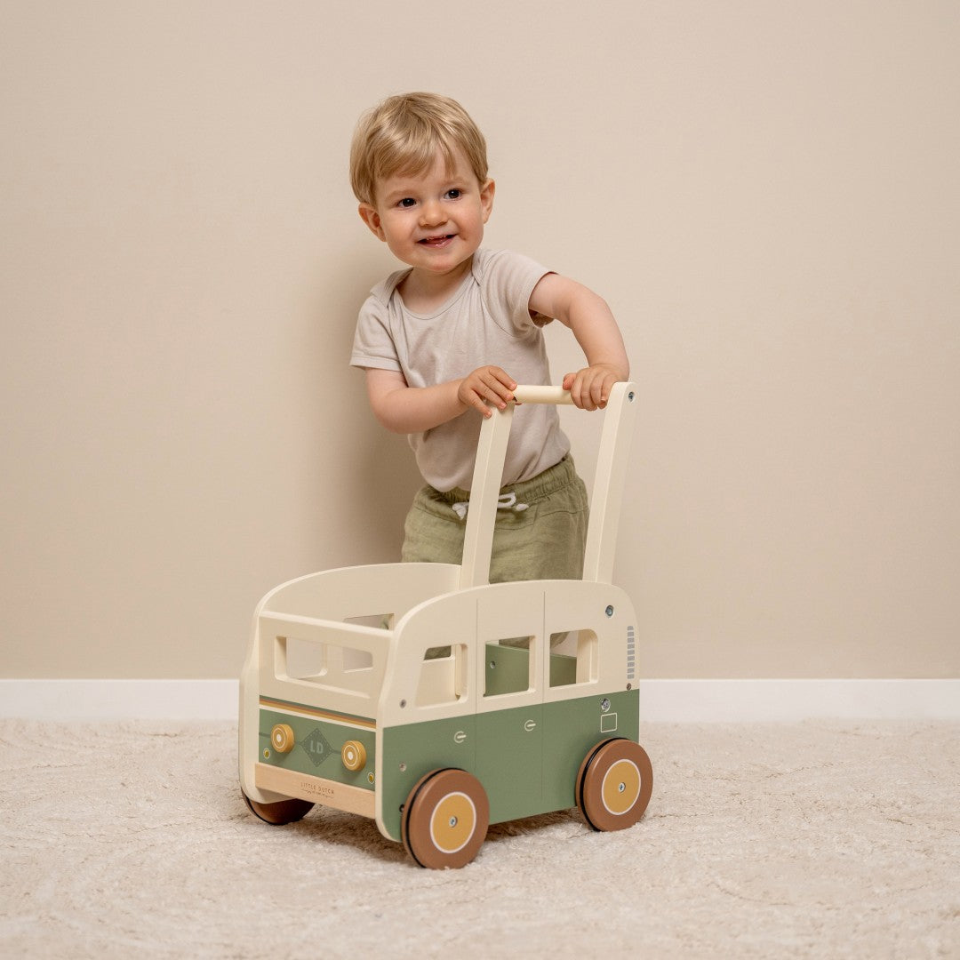 Little Dutch Vintage Laufwagen – Detailansicht des Holz-Schiebewagens mit Retro-Bus-Design und bodenschonenden Gummirädern