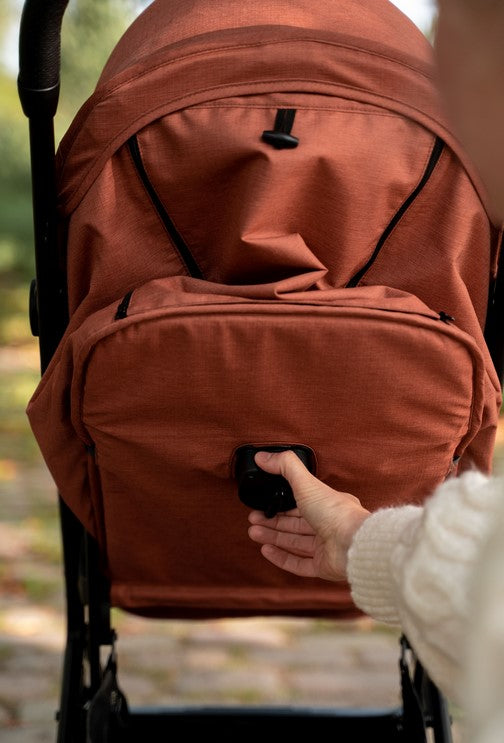 Little Dutch Buggy Comfort Rust – Detailansicht des Sitz- und Liegebereichs mit verstellbarer Rückenlehne