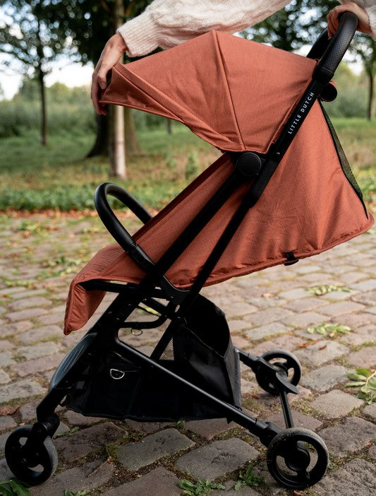 Little Dutch Comfort Buggy Rust – weitere Ansicht des roten Kinderbuggys für Einkaufen, Reisen und Spaziergänge