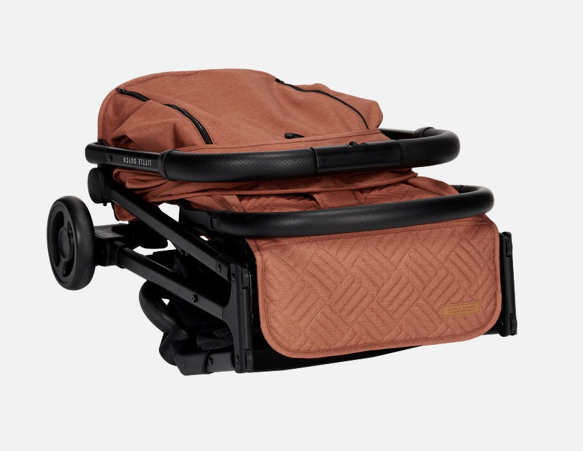 Little Dutch Comfort Buggy Rust – Lifestyleansicht des faltbaren Kinderwagens für Kinder ab 6 Monaten bis 15 kg