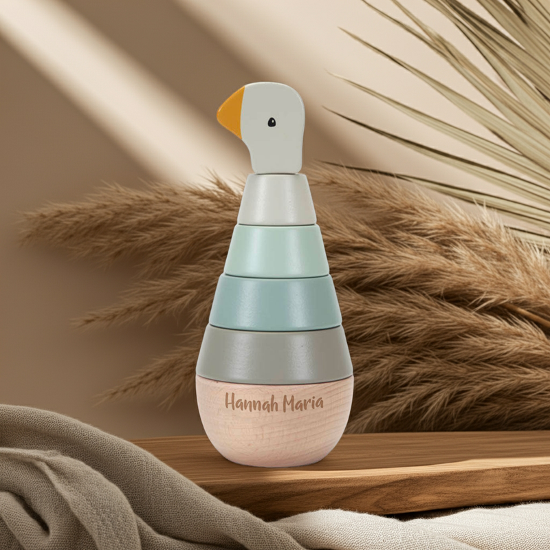 Personalisierter Stapelturm Little Goose aus Holz mit Gravur zur Geburt