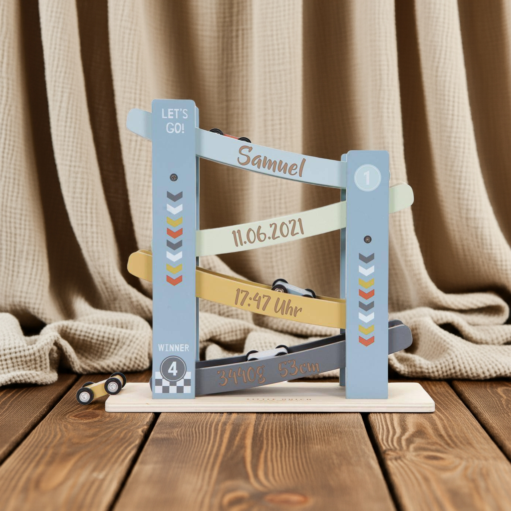Personalisierte Holz-Rennbahn mit Geburtsdaten als Geschenk zur Geburt