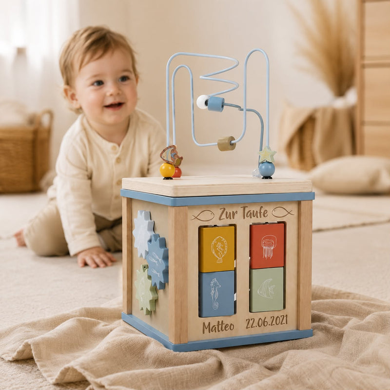 Personalisierter Motorikwürfel Ocean zur Taufe mit Name und Taufdatum im Kinderzimmer