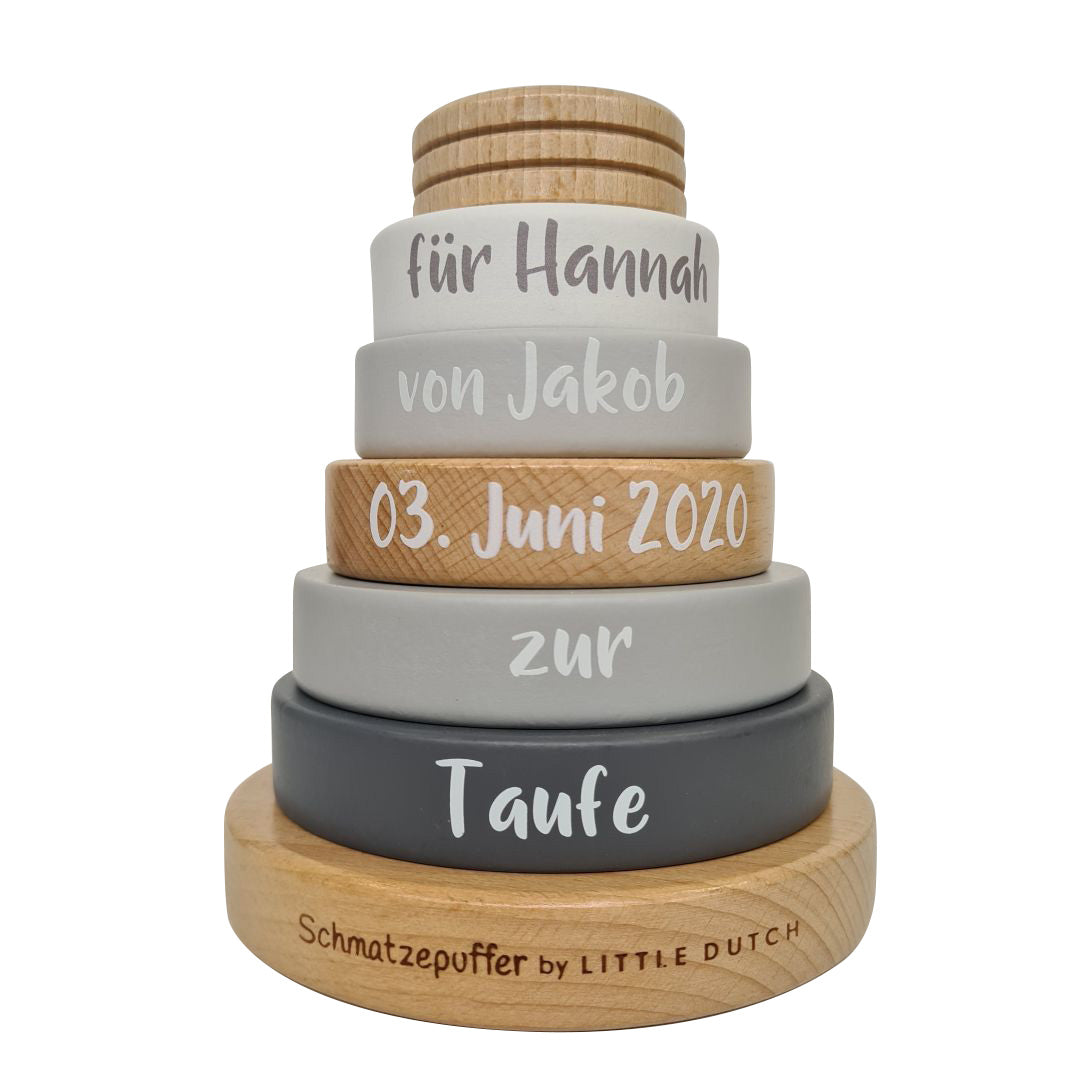 Detailansicht eines personalisierten Holz-Stapelturms mit Name und Taufdatum