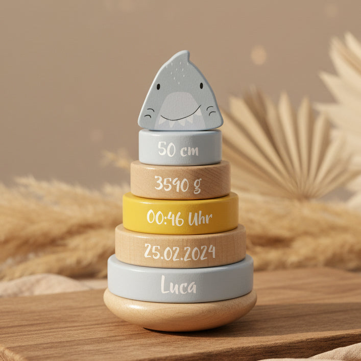 Personalisierter Holz-Stapelturm mit Haifisch-Motiv und Namen „Luca“, liebevoll gestaltetes Geschenk zur Geburt für Babys und Kleinkinder.