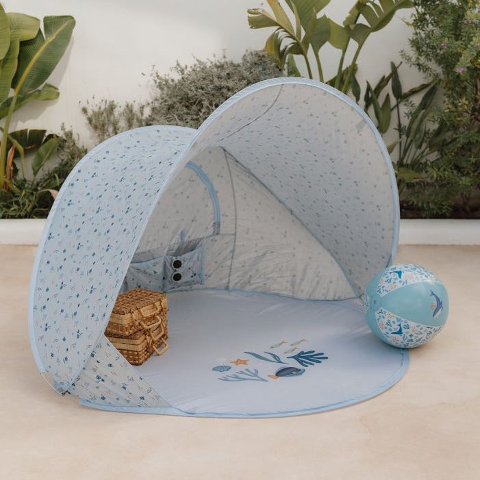 Blaue Strandmuschel Ocean Dreams in einer Spielsituation im Innenbereich