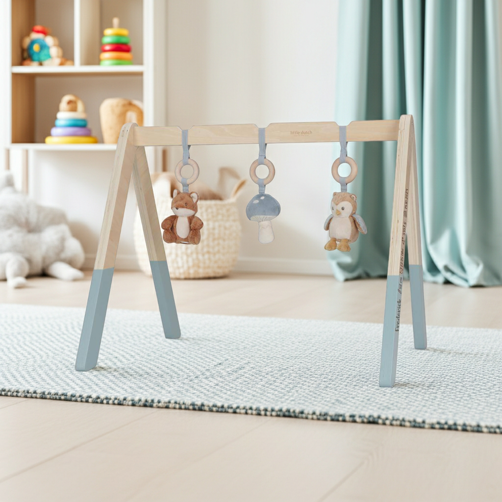 Forest Friends Babygym aus Holz mit hängenden Waldmotiven zur Förderung von Greifen und Motorik