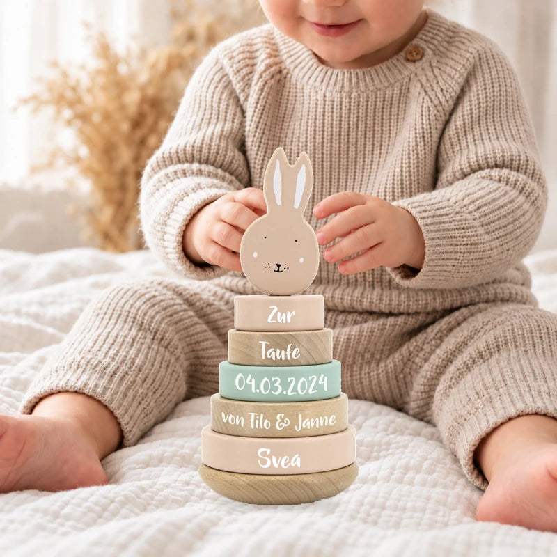 Kleinkind mit personalisiertem Trixie Holz-Stapelturm Frau Hase zur Taufe