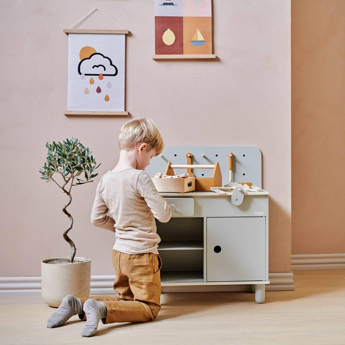Naturgraue FLEXA Kinder-Werkbank aus Holz – Produktdetail der Spielwerkbank zum Sägen, Schrauben und Hämmern